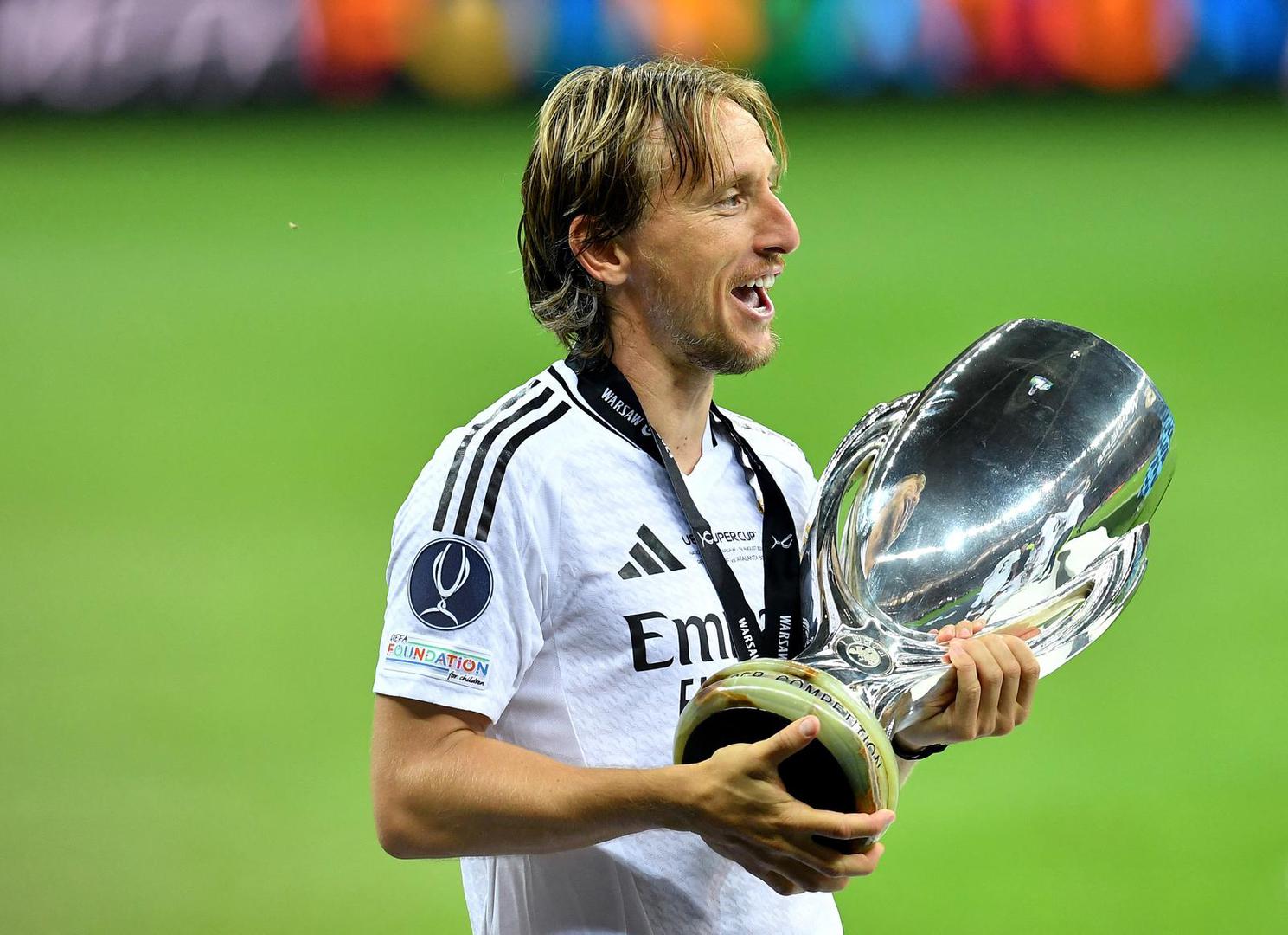 Među dobitnicima ove prestižne nagrade je i kapetan hrvatske reprezentacije Luka Modrić koji je "Ballon d'Or" osvojio 2018. godine i tako prekinuo apsolutnu dominaciju Ronalda i Messija. 