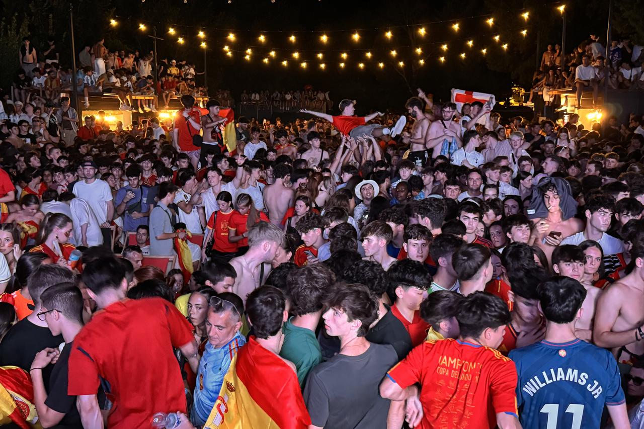 Split: Engleski i Španjolski navijači prate utakmicu finala Europskog prvenstva 