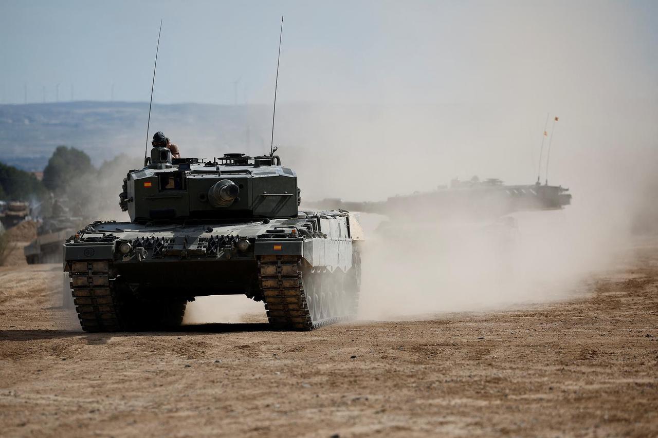 Spanish Armed Forces train Ukrainian military personnel on Leopard tanks, in Zaragoza