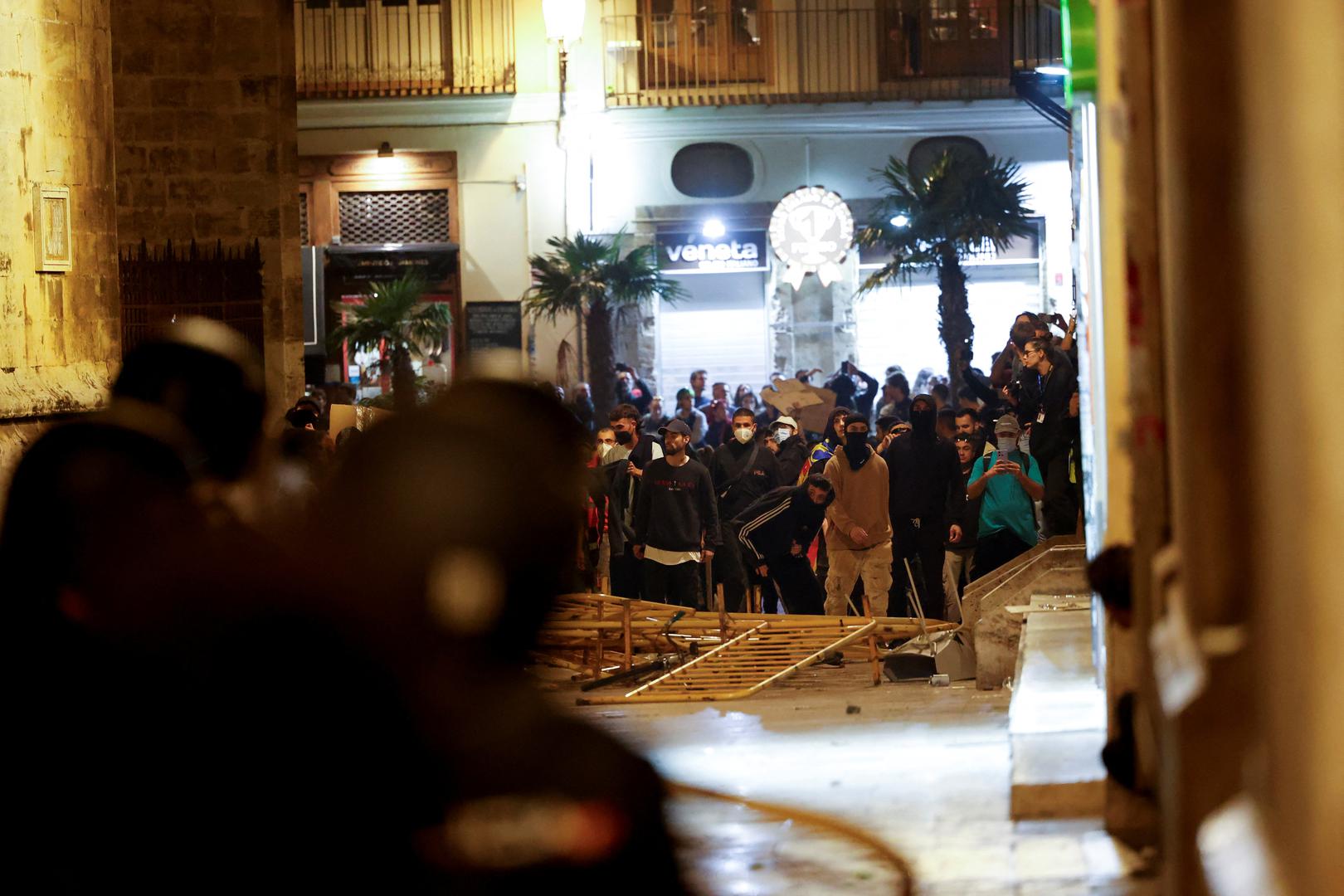 Demonstrators react in front of police officers in riot gear during a protest against Valencia's regional leader Carlos Mazon and the management of the emergency response to the deadly floods in eastern Spain, in Valencia, Spain, November 9, 2024. REUTERS/Eva Manez Photo: Eva Manez/REUTERS