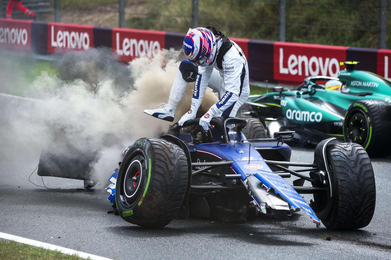 La monoplace de Logan Sargeant (USA) est sortie violemment de la piste et a pris feu lors des essais libres du Grand Prix de F1 des Pays-Bas à Zandvoort