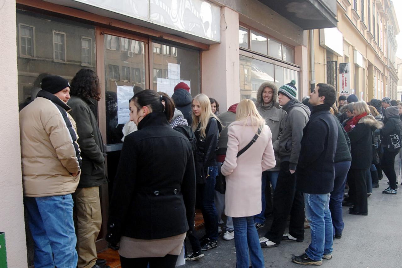 \'23.02.2011., Sisak - Prvog dana prijava od ranih jutarnjih sati stvorio se red zainteresiranih za posao popisivaca za popis stanovnistva 2011.godine. Photo:Nikola Cutuk/PIXSELL\'