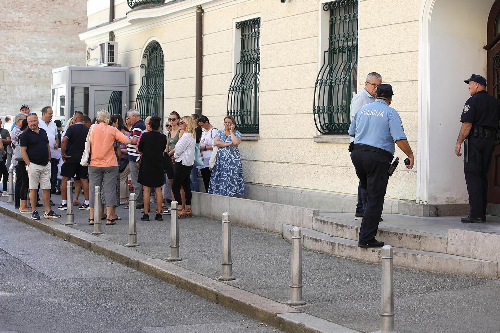 14.08.2023., Zagreb - Roditelji i clanovi obitelji navijaca Dinama uhicenih prosli tjedan u Ateni okupili su se ispred Ministarstva vanjskih poslova nakon sto su se jucer obratili za pomoc predsjedniku Vlade te puckoj pravobraniteljici. Svim hrvatskim navijacima odredjen je pritvor nakon sto su uhiceni prosli tjedan u Ateni zbog navijackih sukoba  u kojima je smrtno stradao jedan navijac AEK-a, a obitelji apeliraju na institucije da im se organizira pravicno sudjenje.  Photo: Patrik Macek/PIXSELL