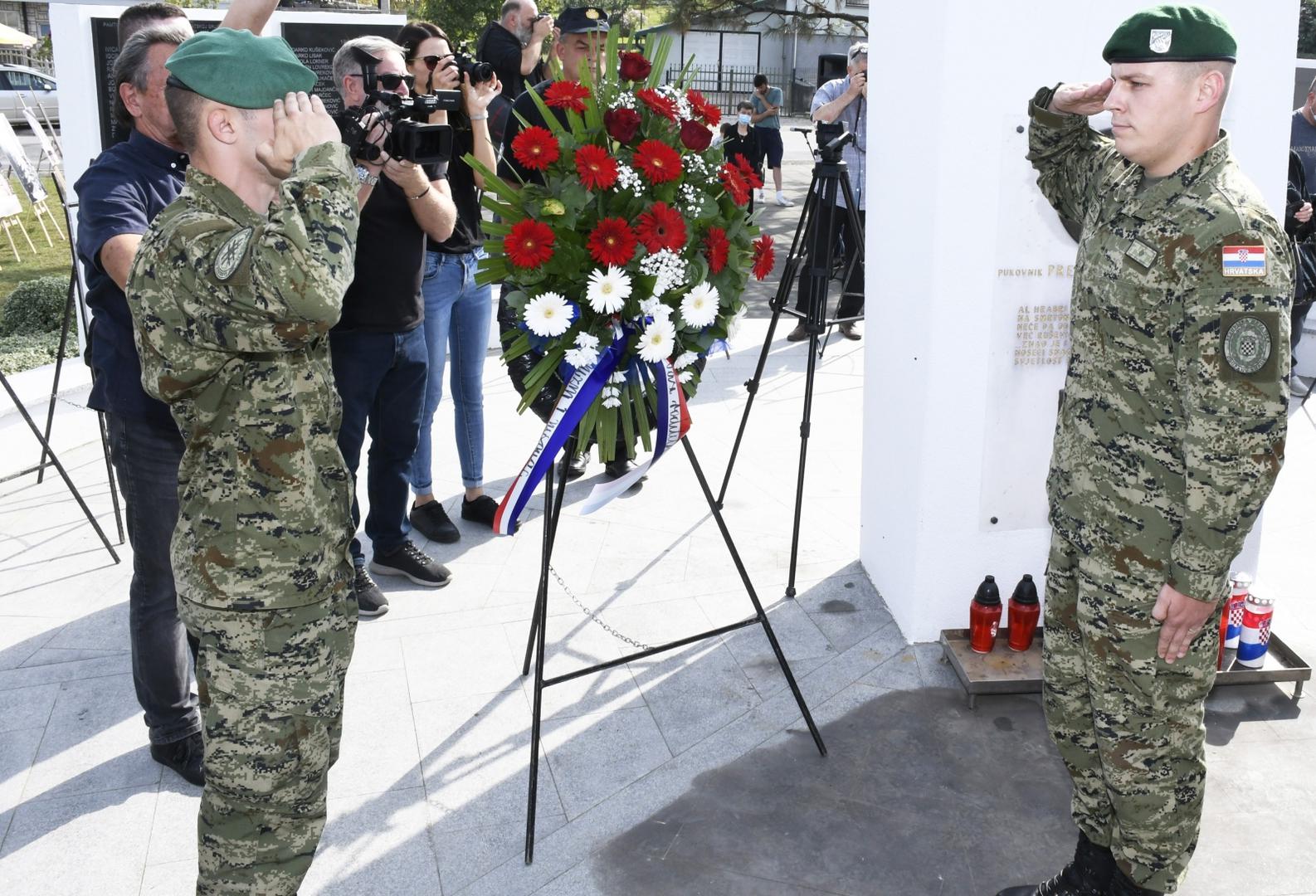 16.09.2020., Petrinja - Sredisnja manifestacija Dana sjecanja na stradanje Petrinje i Petrinjaca u Domovinskom ratu odrzana je kod spomen obiljezja Predragu Matanovicu gdje su brojna izaslanstva polozila vijence i zapalila svijece. 
Photo: Nikola Cutuk/PIXSELL