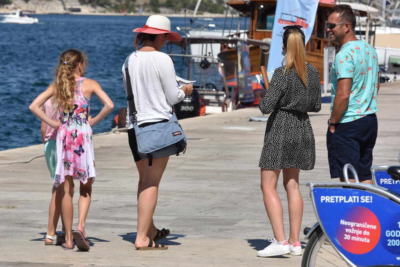 Šibenik: Turistički radnici na rivi nude izlete brodovima na otoke Šibenskog arhipelaga