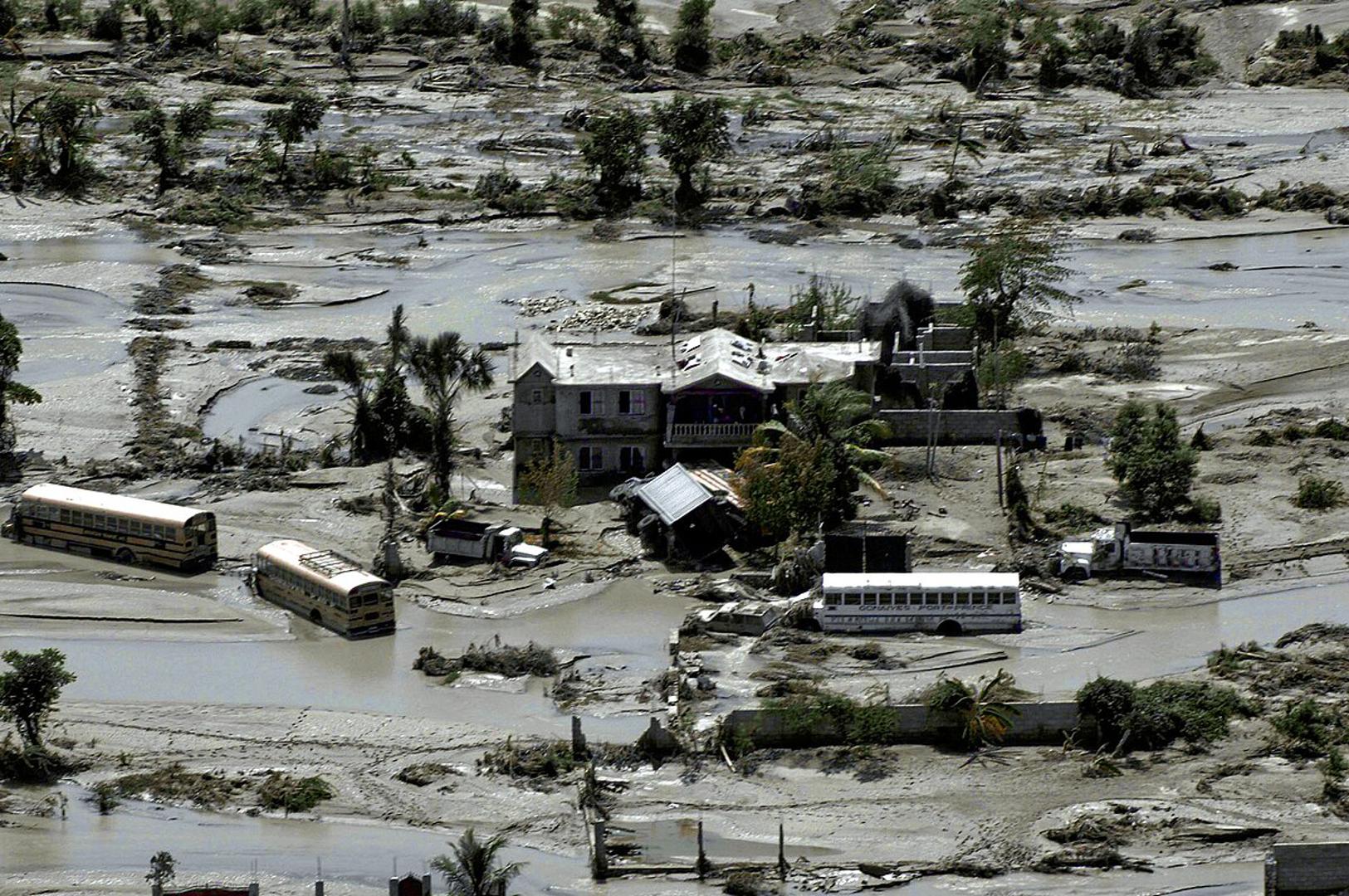 10. Uragan Ike - Dana 1. rujna 2008. oluja Ike povećala se i postala uragan tijekom svog prolaska kroz sjeverni Atlantik. Ušao je u Meksički zaljev, prolazeći kroz otok Hispaniola, gdje je prouzročio 74 smrti na Haitiju, a zatim se obrušio na obalu Teksasa, uzrokujući 67 smrti u državama Teksas i Louisiana.