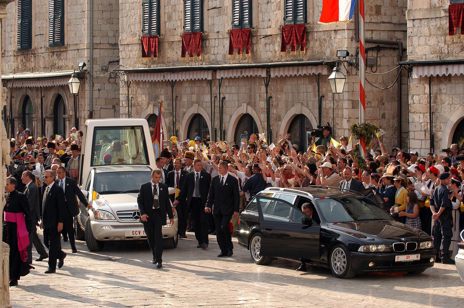 06.06.2003., Dubrovnik, Hrvatska. Sveti otac Ivan Pavao II u svom trecem pohodu Hrvatskoj susreo se s vjernicima u Dubrovniku, gdje je odrzao svetu misu te obisao i Stradun gdje se kratko zadrzao ispred crkve Sv. Vlaha. Photo Sinisa Hancic/PIXSELL