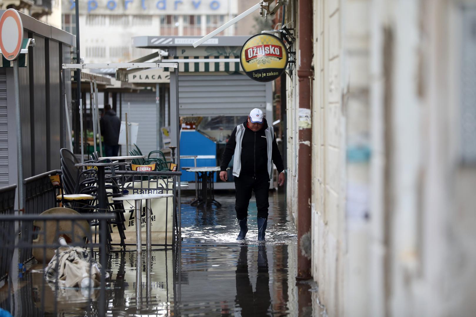 02.12.2023., Rijeka - Dijelovi gradske trznice i okolnih ulica pod vodom nakon jakog juga i kise. Photo: Goran Kovacic/PIXSELL