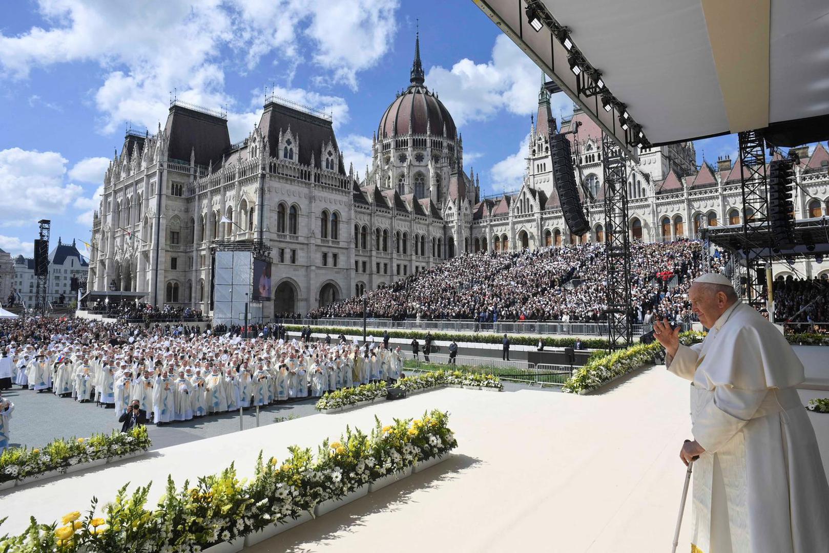 Pope Francis attends a holy mass at the Kossuth Lajos Square during his apostolic journey in Budapest, Hungary, April 30, 2023. Vatican Media/Divisione Produzione Fotografica/­Handout via REUTERS    ATTENTION EDITORS - THIS IMAGE WAS PROVIDED BY A THIRD PARTY. Photo: VATICAN MEDIA/REUTERS