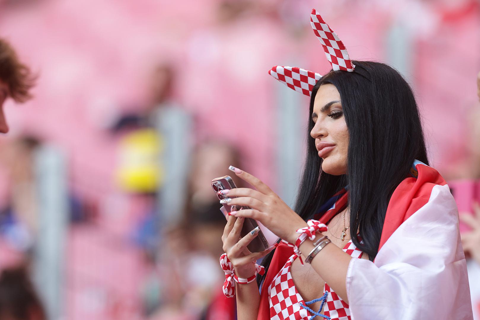 Hrvatska navijačica s njemačkom adresom, Magdalena Keškić, jedna je u nizu ljepotica koje bodre hrvatsku nogometnu reprezentaciju na Europskom prvenstvu u Njemačkoj.