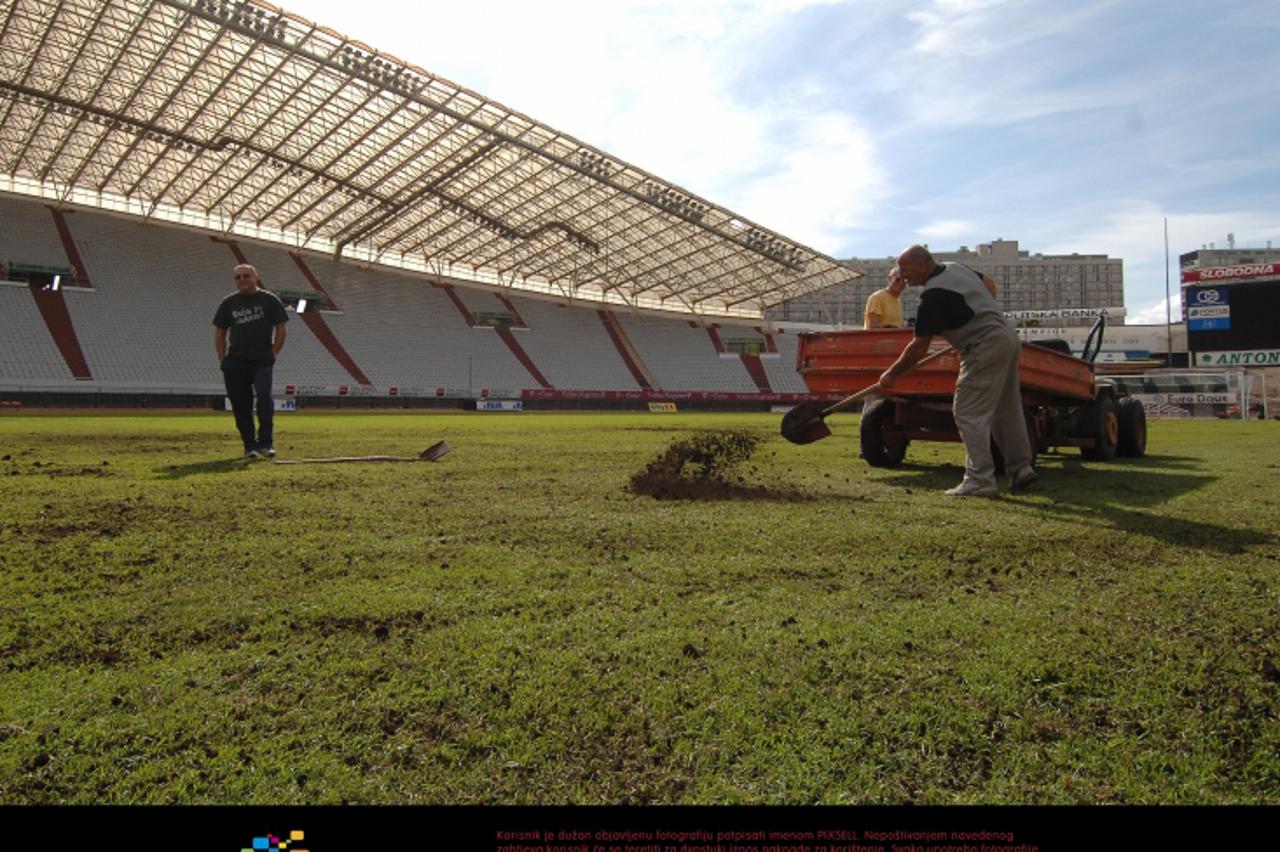 '06.10.2008., Split - Obnova travnjaka na poljudu nakon napravljene stete tokom vatrogasnog natjecanja proslog vikenda. Photo: Vanja Zubcic/Vecernji list'