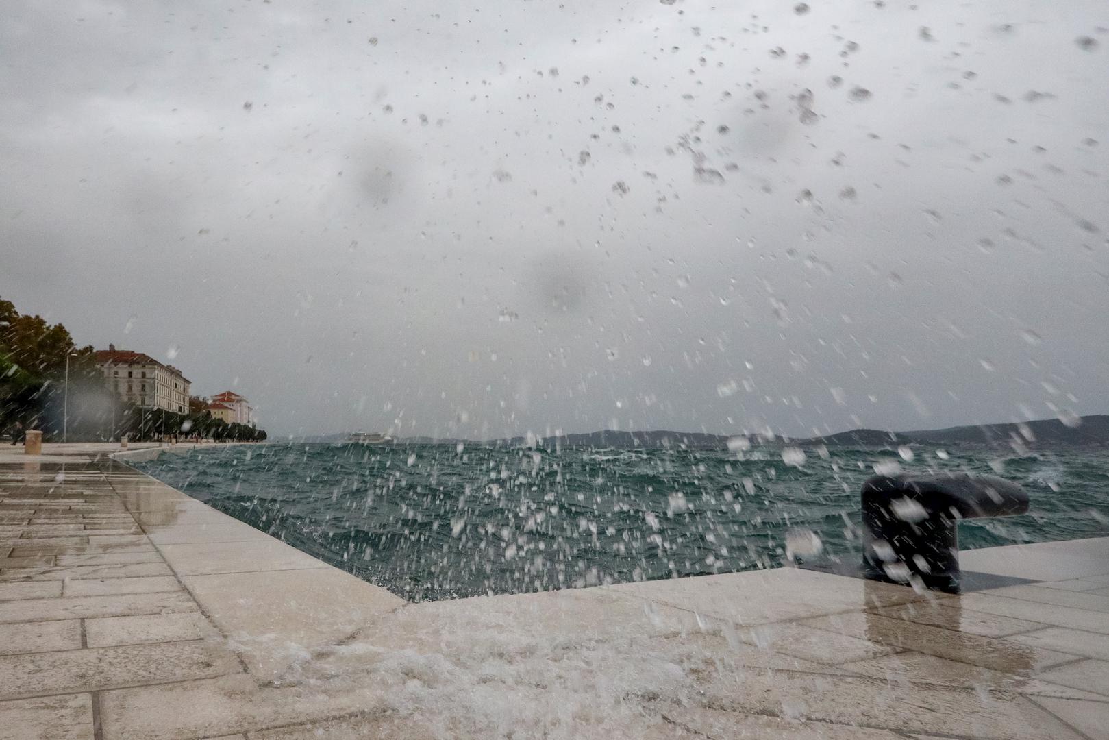 "Budite na oprezu zbog mogućih jačih grmljavinskih nevremena. Posebno pripazite u izloženim područjima kao što su planine, šume i livade odnosno otvoreni tereni. Mogući su prekidi u aktivnostima na otvorenom", poručio je DHMZ.