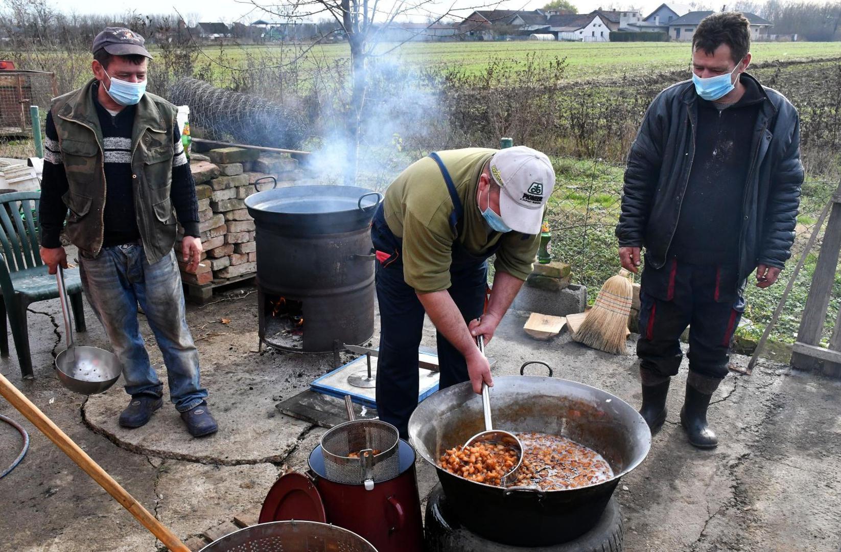 05.12.2020., Jaruge, Slavonski Brod - Tradicionalna slavonska svinjokolja kod domaćina Alojzija i Zlatka Ilijašević.

Photo: Ivica Galovic/PIXSELL