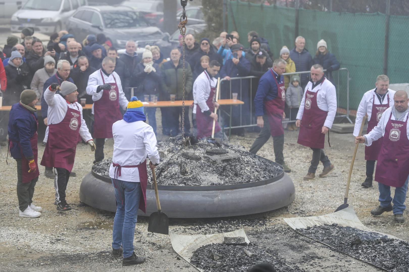 Peka je postavljena uz pomoć dizalice.