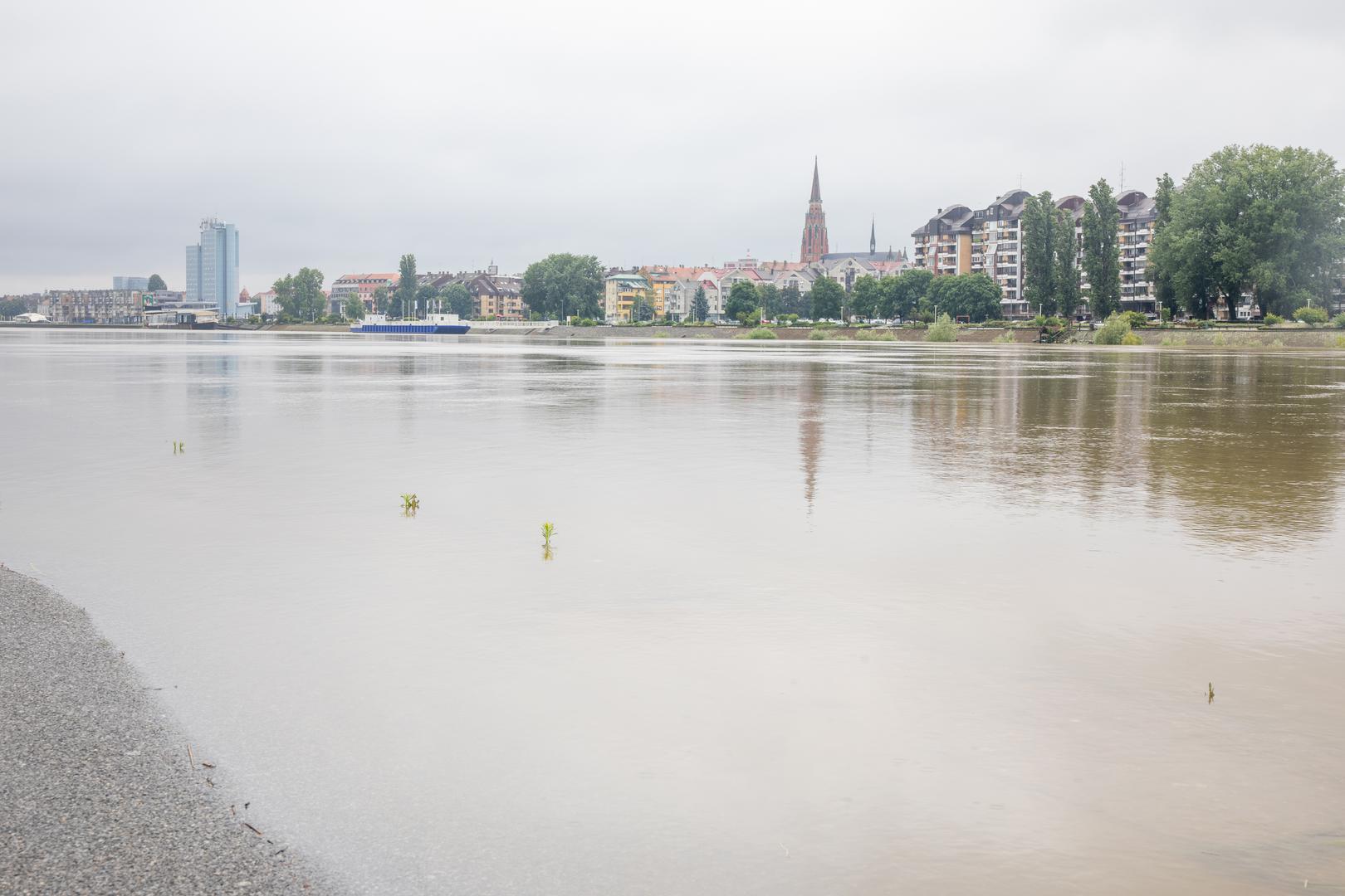 12.06.2024. Osijek -  Vodostaj Drave na lijevoj obali, ocekivanje vodenog vala Photo: Borna Jaksic/PIXSELL