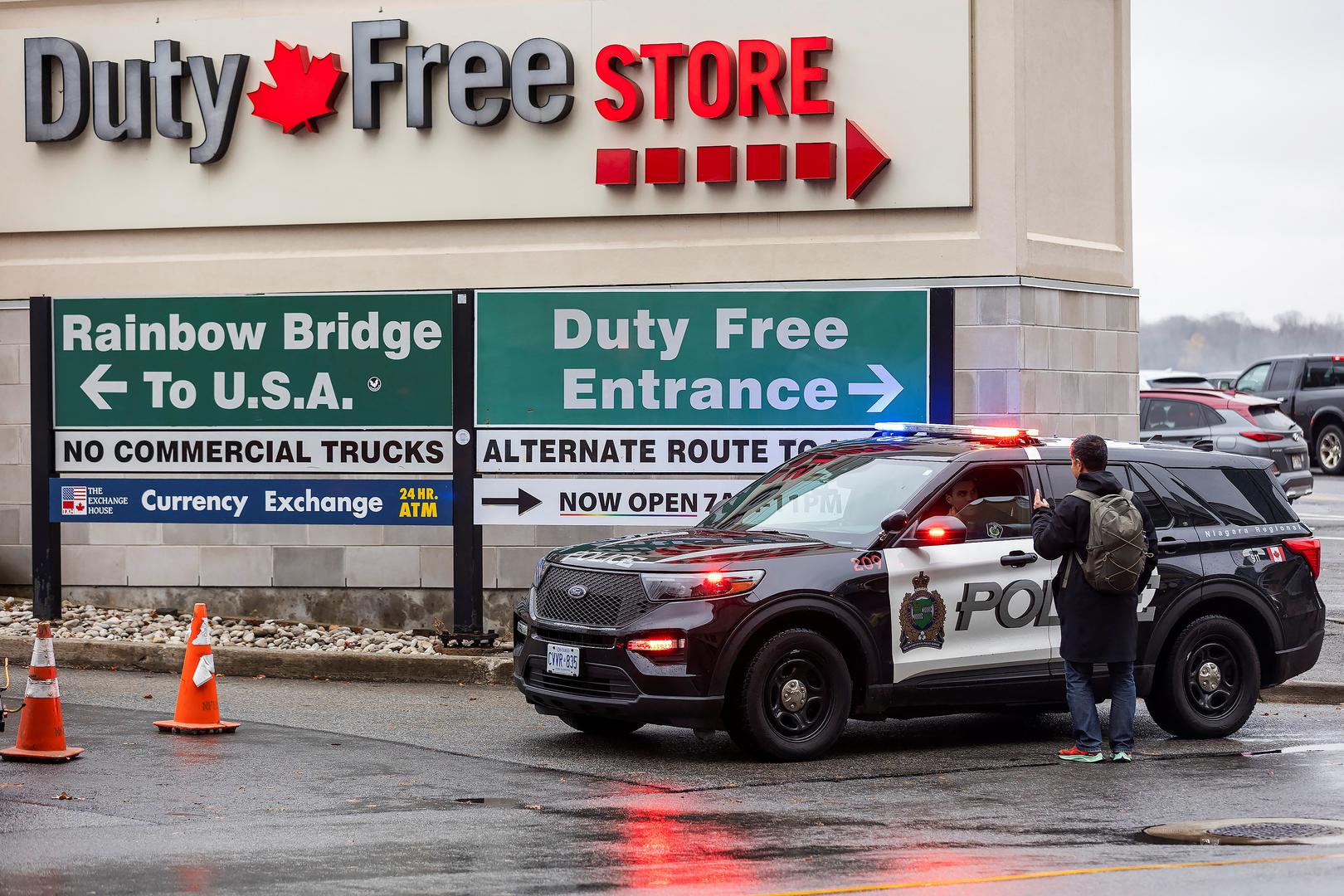 Niagara Regional Police and City of Niagara Falls workers close access to the Rainbow Bridge after an incident at the U.S. border crossing with Canada, as seen from Niagara Falls, Ontario, Canada November 22, 2023.  REUTERS/Tara Walton Photo: Tara Walton/REUTERS