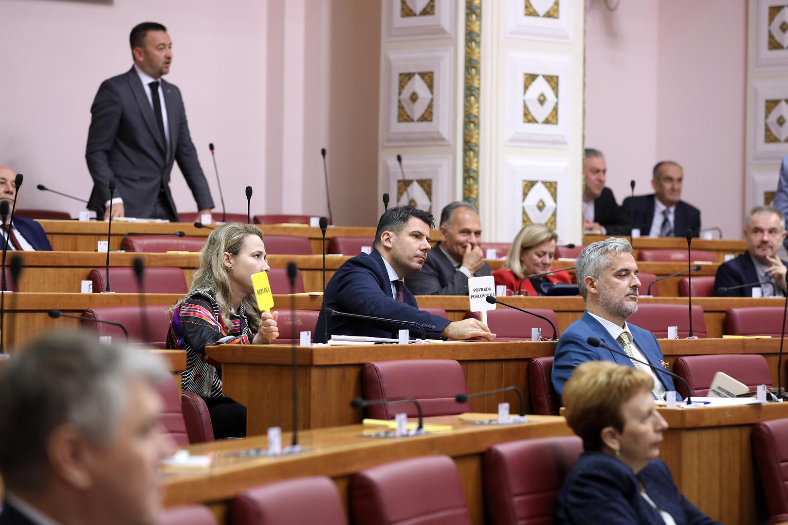 24.10.2023., Zagreb - Premijer Andrej Plenkovic dosao je u Sabor i u nastavku sjednice podnosi godisnje izvjesce Vlade Republike Hrvatske.  Zastupnici lupanjem iskazuju nezadovoljstvo. Photo: Patrik Macek/PIXSELL