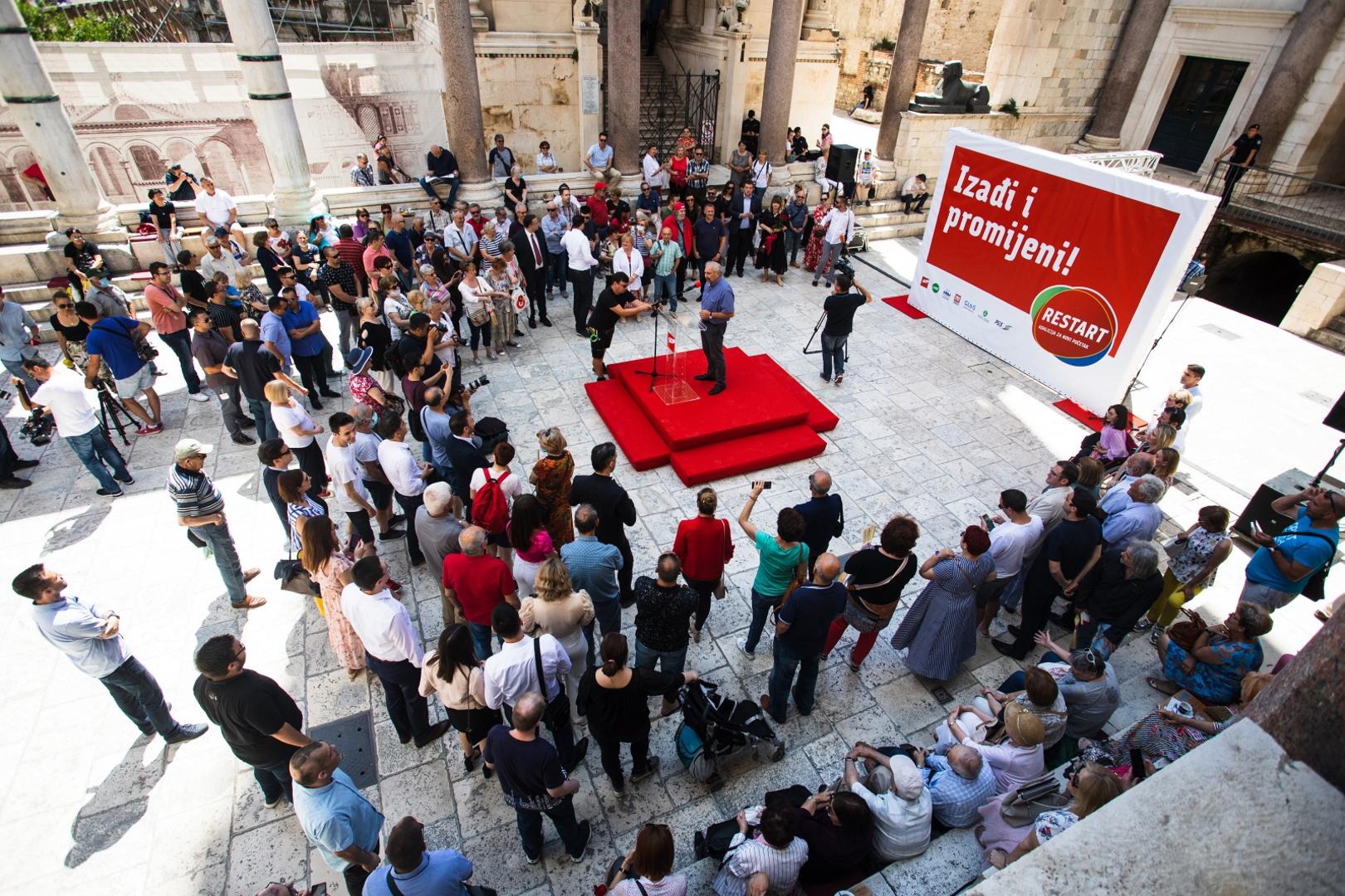 20.06.2020., Split - Predsjednik SDP-a i lider Restart koalicije Davor Bernardic u sklopu izborne kampanje predstavio je kandidate s liste Restart koalicije u X. izbornoj jedinici.
Photo: Milan Sabic/PIXSELL