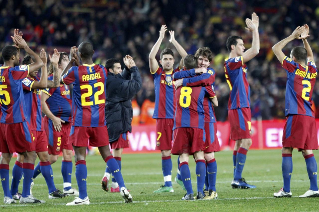 'Barcelona\'s players celebrate victory over Real Madrid at the end of their Spanish first division soccer match at Nou Camp stadium in Barcelona, November 29, 2010.    REUTERS/Gustau Nacarino (SPAIN 