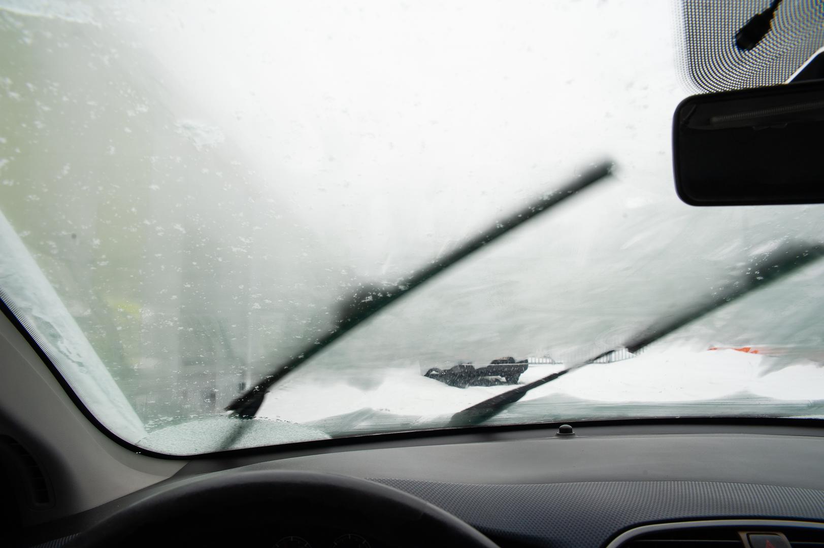 3. Pronađite izvore vlage: Kada u jesen i zimu često pada kiša, nije rijetkost da u auto uđemo mokri. Uglavnom su problem tepisi koji upijaju vodu, a zatim je nekoliko sati kondenziraju unutar vozila. Stručnjaci preporučuju, kad god je moguće, izvadite tepihe iz automobila da se osuše. To vrijedi i za druge mokre predmete poput kišobrana, jakni ili mokre sportske odjeće.