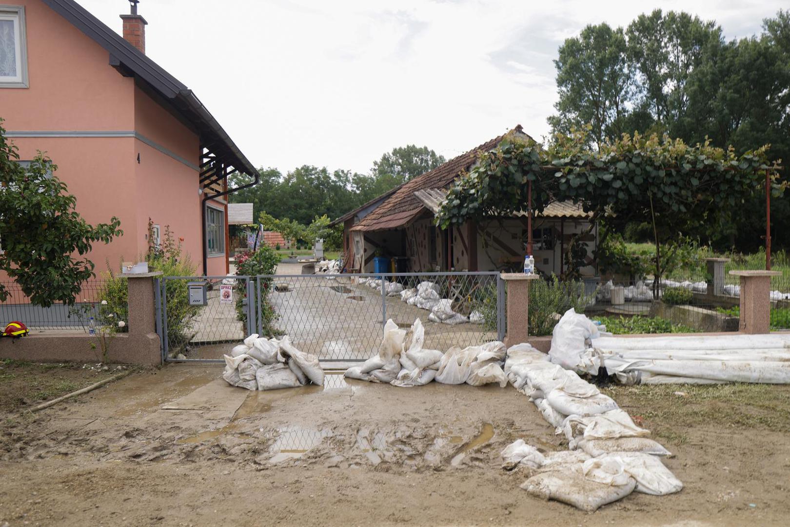 09.08.2023., Drnje - U naselju Drnje voda se povlaci iz kuca i dvorista. Photo: Luka Stanzl/PIXSELL