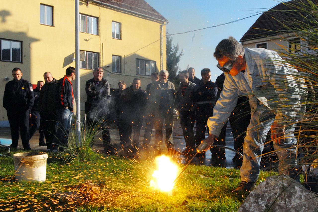 '06.11.2010. JVP Varazdin, Varazdin, inovator Vladimir Starej vatrogascima je predstavio uredjaj za rezanje i busenje svih materijala Photo: Marko Jurinec/PIXSELL'