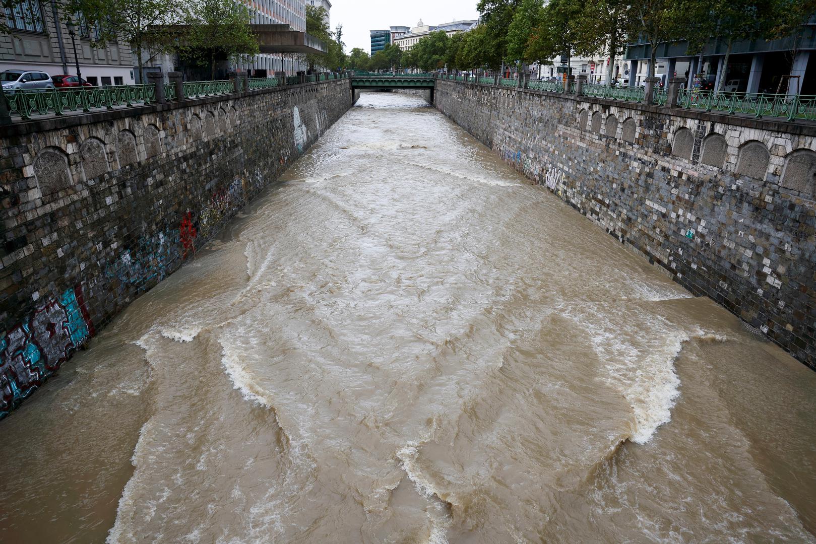 Više rijeka u središnjoj Europi se u ponedjeljak izlilo iz korita izazivajući poplave u kojima je živote izgubilo najmanje 10 osoba od Poljske do Rumunjske, mnogi gradovi su ili prekriveni ili pogođeni poplavnim vodama nakon više dana obilnih kiša.