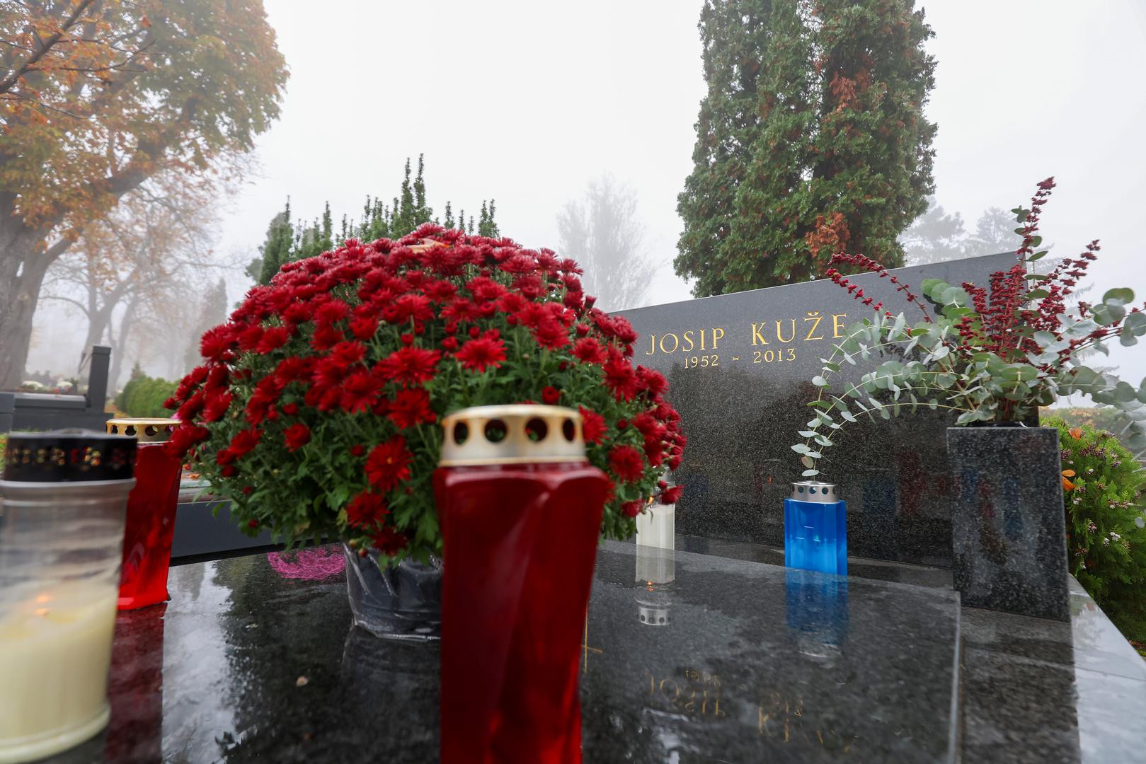 Na zagrebačkom groblju Mirogoj je pokopan i Josip Kuže, legenda Dinama - nogometaš, trener i izbornik, koji je preminuo 2013. godine. 