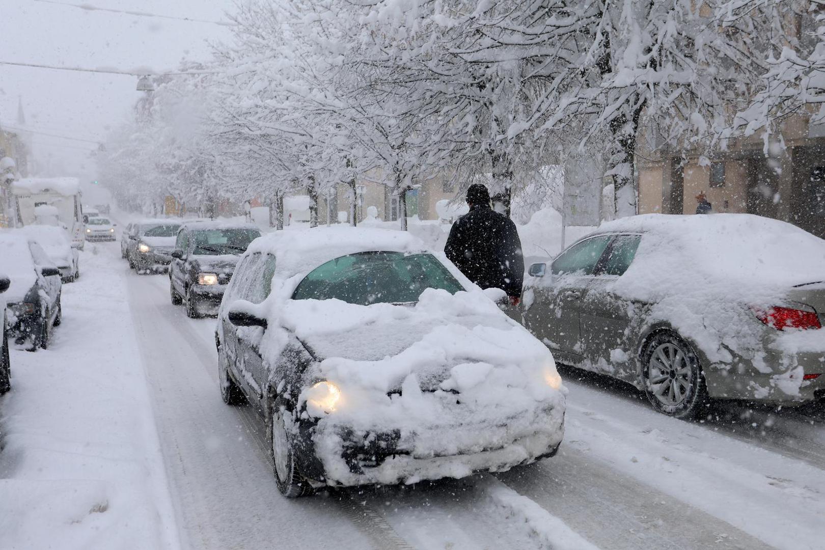 27.02.2023, Gospic - Novi snijeg blokirao je Gospic u kojem je izmjereno 70 centimetara snijega. iako se prometnice redovito ciste prometuje se otezano. Photo: Kristina Stedul Fabac/PIXSELL