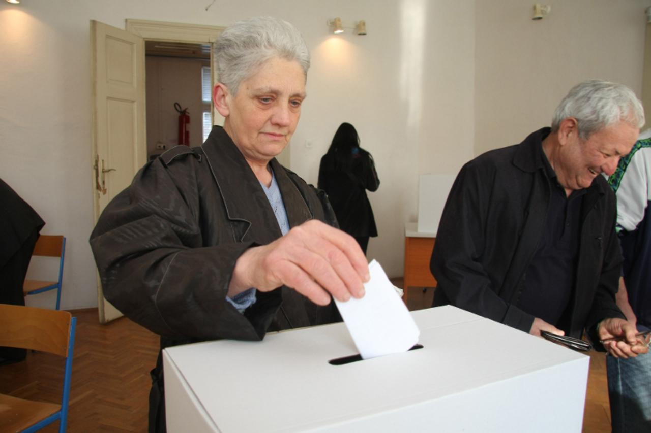 '03.04.2011. Karlovac - Izbori za vijeca mjesnih odbora grada Karlovca. Gradani na birackim mjestima. Photo: Kristina Stedul Fabac/PIXSELL'