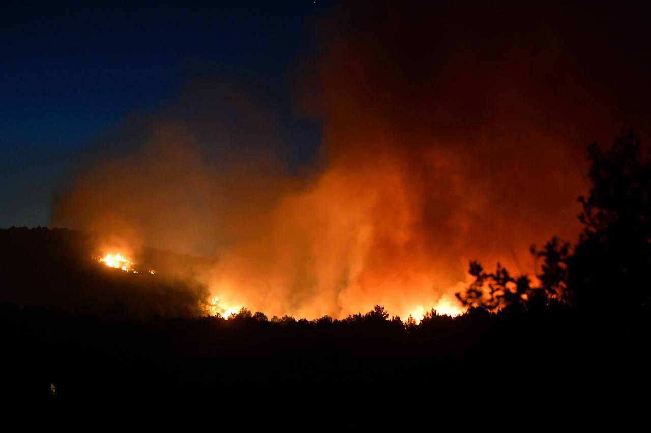 ARHIVA - Vodice: Jutros na požarište područja Okit stigli kanaderi