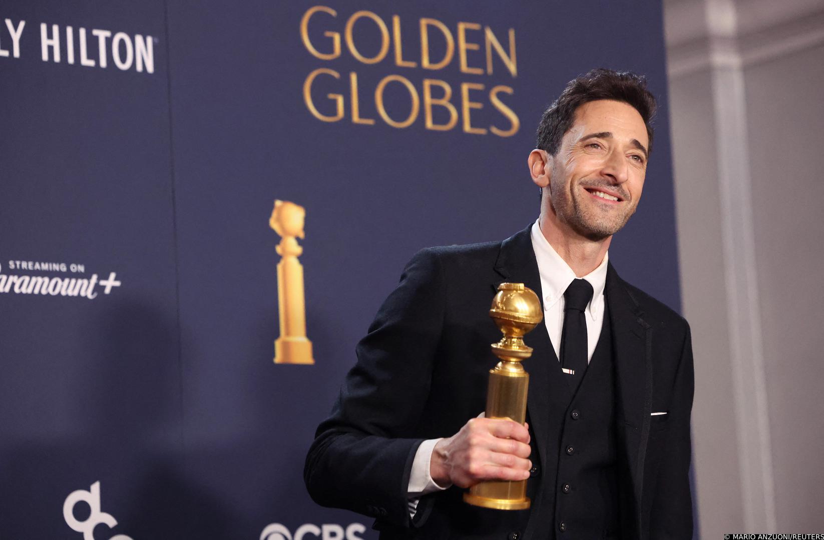 Adrien Brody nosio je trodijelni smoking Thom Browne ukrašen velikim brošem.