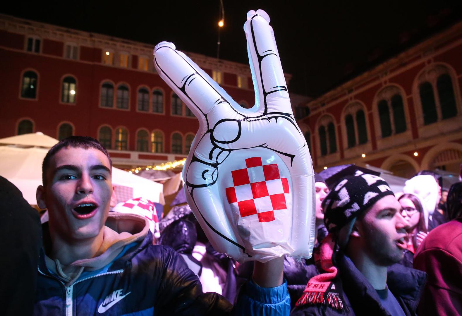 13.12.2022., Split - Prokurative. Navijaci na Prokurativama gledaju utakmicu svjetskog nogometnog prvenstva u Katru izmedju Hrvatske i Argentine. Photo: Ivo Cagalj/PIXSELL