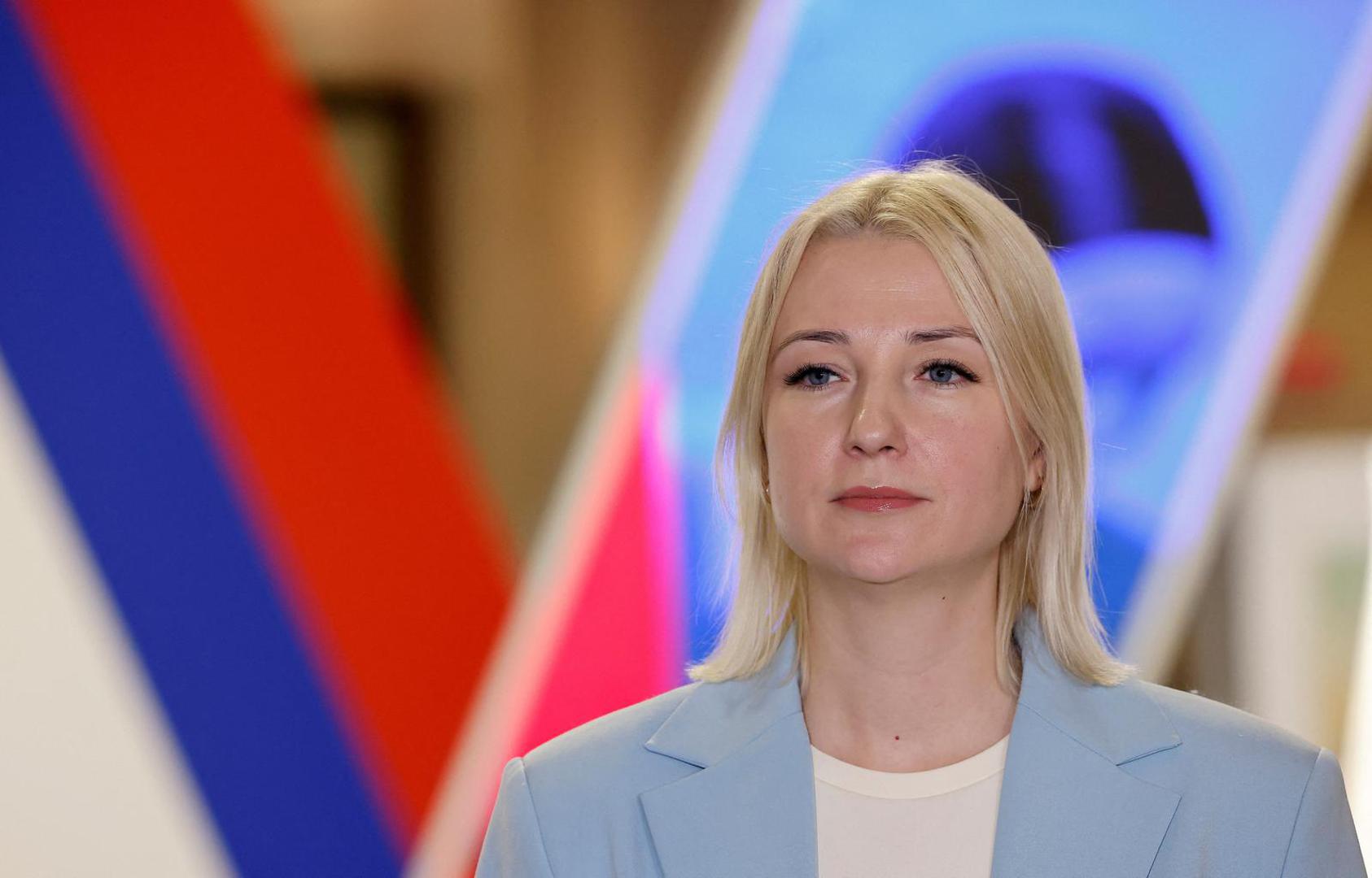 FILE PHOTO: Yekaterina Duntsova, a former regional journalist who plans to run for Russian president in the March 2024 election, speaks with journalists after meeting officials of the Central Election Commission to submit documents at an office in Moscow, Russia, December 20, 2023. REUTERS/Maxim Shemetov/File Photo Photo: MAXIM SHEMETOV/REUTERS