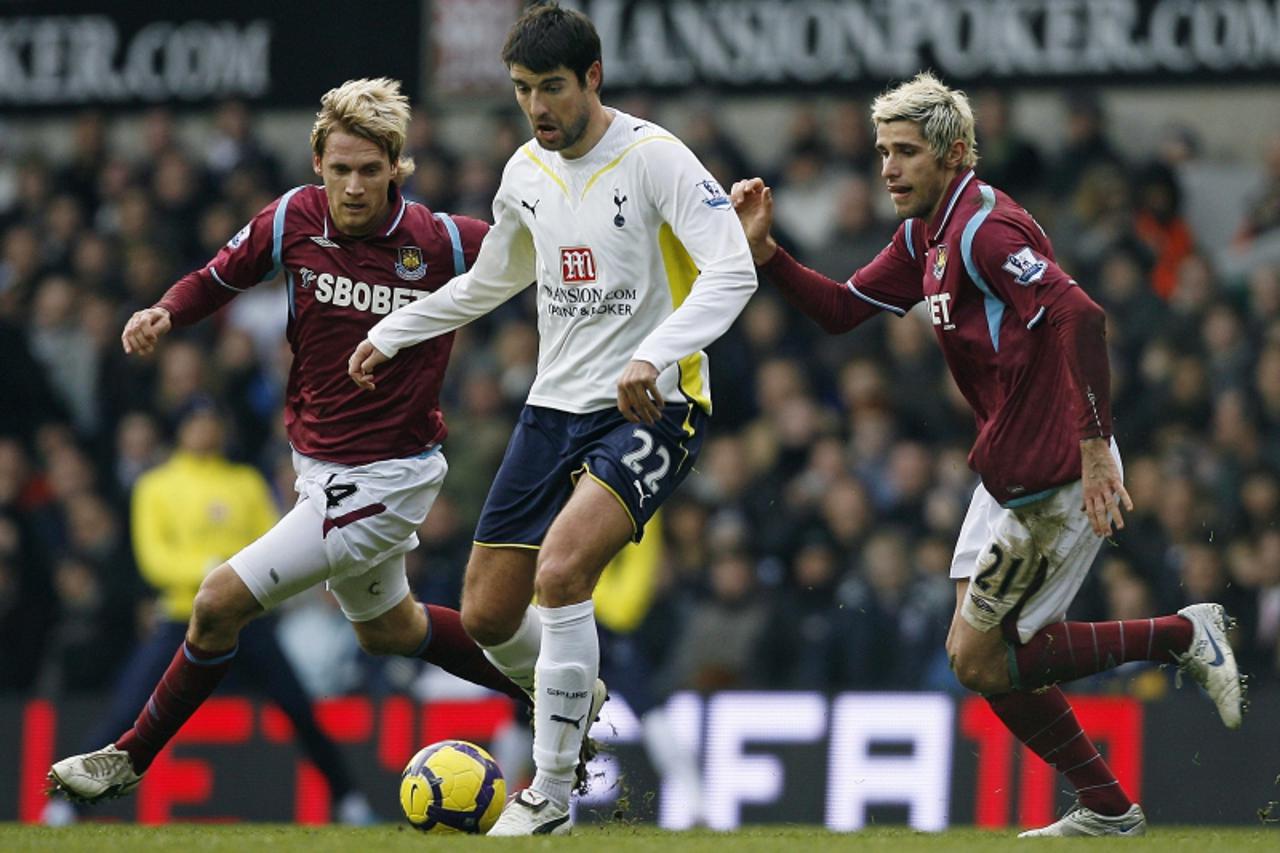 'Tottenham Hotspur\'s Croatian defender Vedran Corluka (C) vies with West Ham\'s Swiss defender Valon Behrami (R) and Czech midfielder Radoslav Kovac (L) during the English Premier League football mat