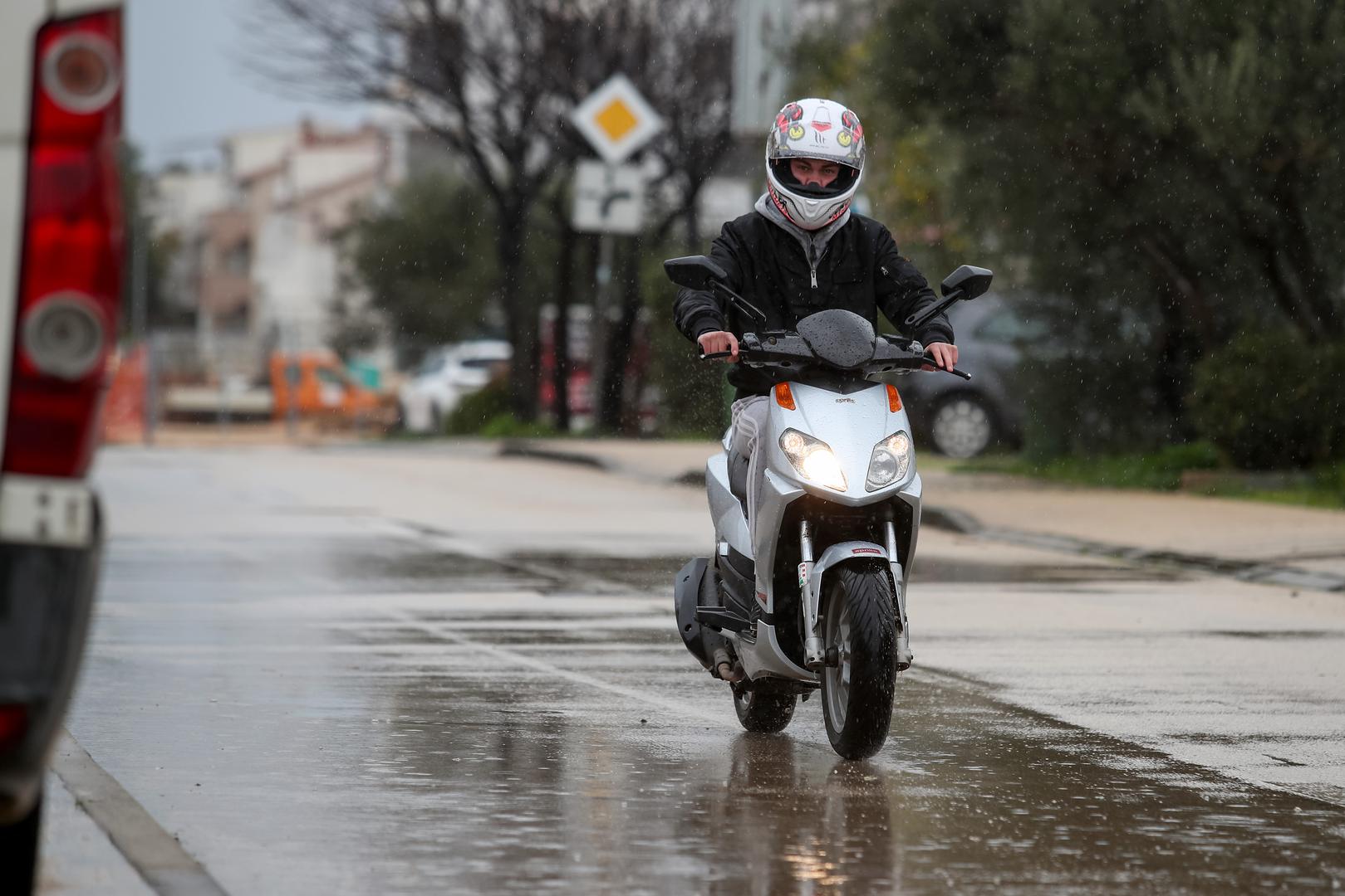 11.03.2024., Zadar - U Zadru je palo 164 litre kise po cetvronom metru u zadnja 24 sata. To predstavlja rekordnu kolicinu na toj mjernoj postaji u ozujku otkad postoje mjerenja. Do sad je evidentirana 21 tehnicka intervencija, u tijeku ih je 12, a nove dojave gradjana neprestano stizu. Photo: Sime Zelic/PIXSELL