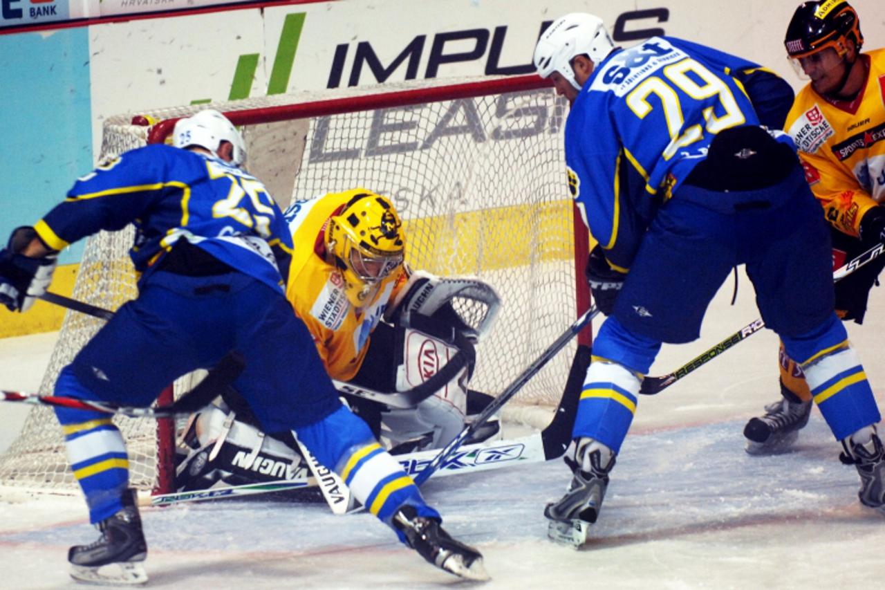 'sport......zagreb......29.09.2009. ebel liga hokejasa: medvescak - vienna capitalsi - jeff corey(25) i joe prpich postizu vodeci gol 1-0  Photo: Renato Brandjolica/vecernji list'