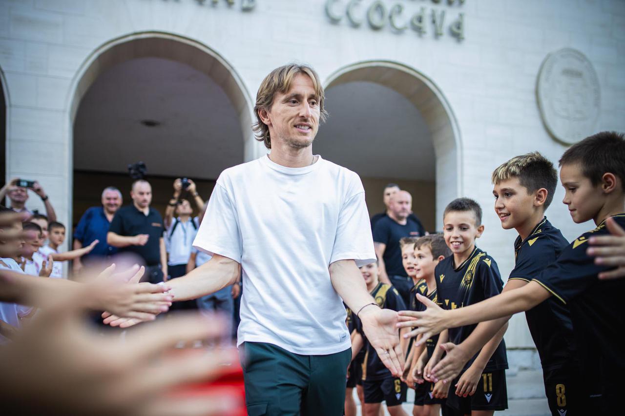 Luka Modrić stigao u Mostar na premijeru dokumentarnog filma "HŠK Zrinjski - Priča o ponosu"