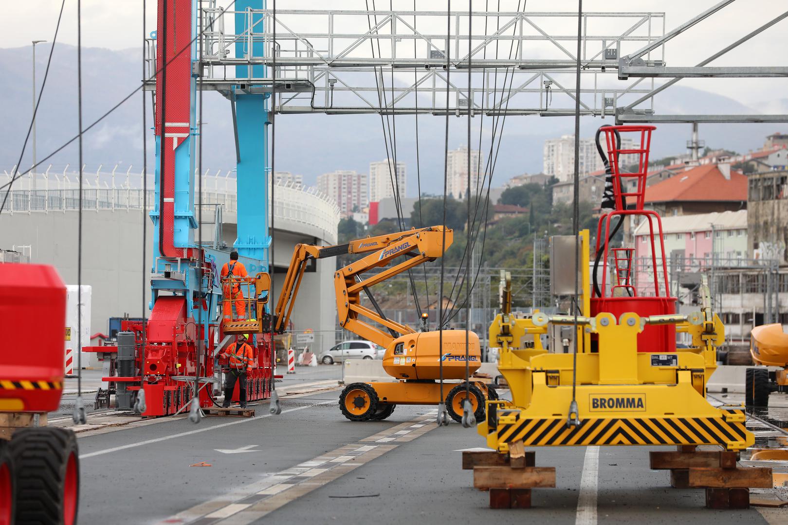 Rijeka Gateway terminal je investicija APM Terminalsa i ENNA grupe, terminalom upravlja tvrtka Rijeka Gateway, a trebao bi početi s radom sljedeće godine.