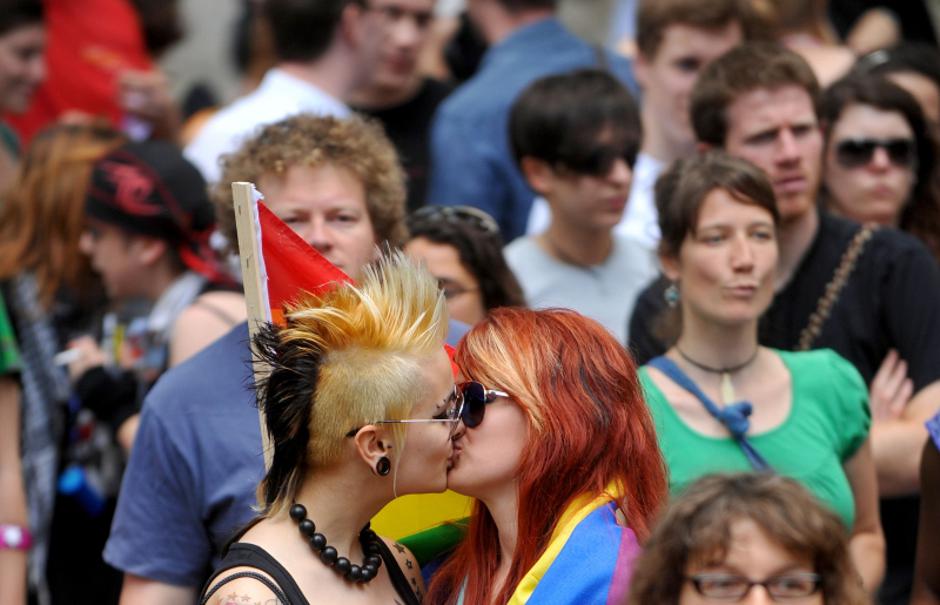 'unutrasnja.....zagreb.....13.06.2009.   trg bana josipa jelacica - Zagreb Pride, gay parada, antigay prosvjed     Photo: Marko Lukunic/Vecernji list'