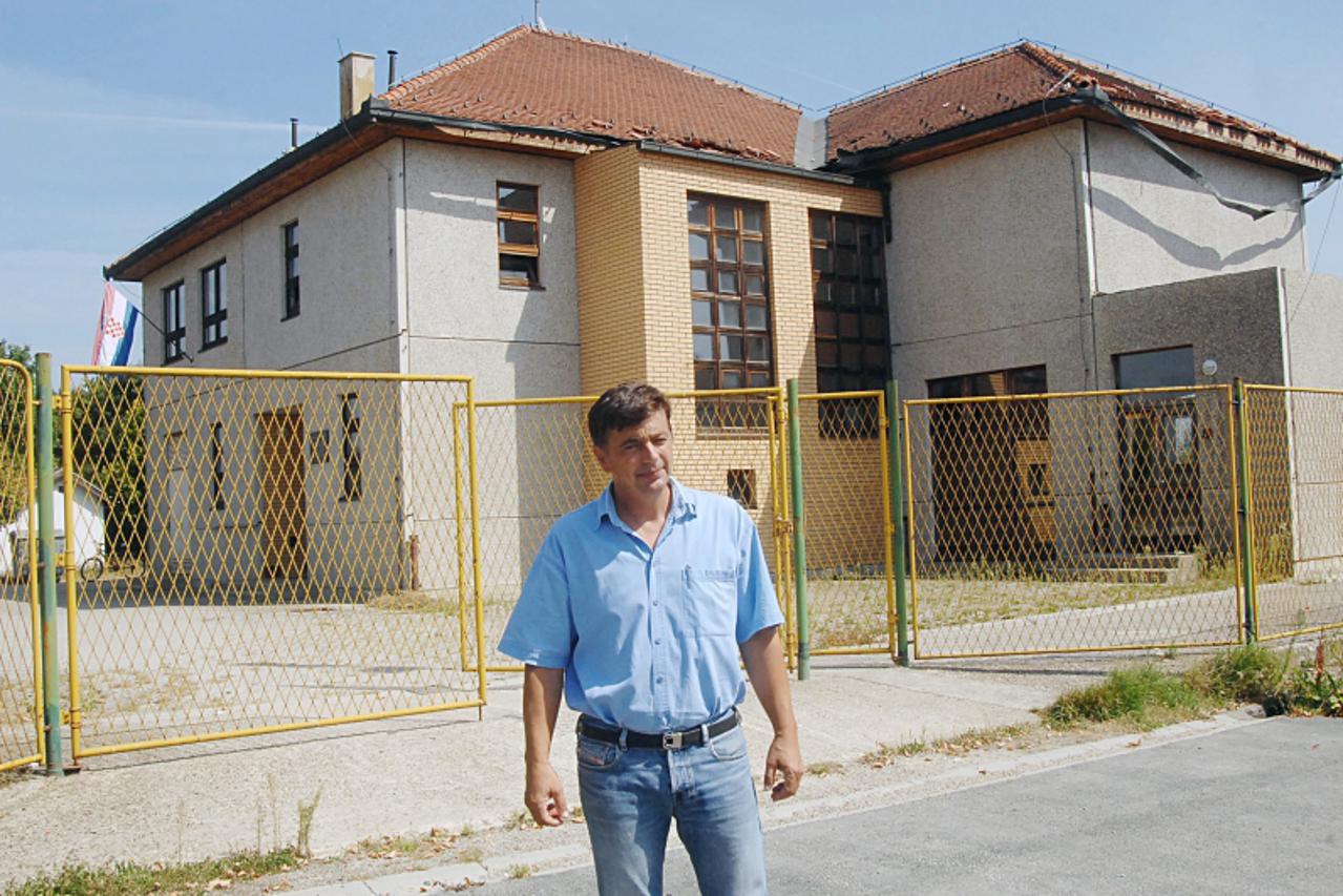 '23.08.2012., Sisak - Neizvjesna je sudbina nekadasnje osnovne skole u Crncu.(ARHIVA) Photo: Nikola Cutuk/PIXSELL'