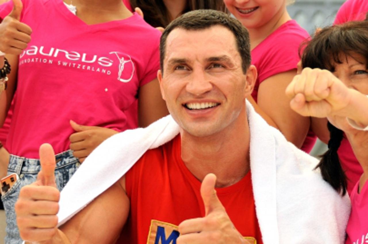 'Ukrainian world champion heavyweight, Wladimir Klitschko (C) greets fans after doing a workout on Federal Square in Bern on July 4, 2012  before his fight against Tony Thompson of the US.   AFP PHOTO