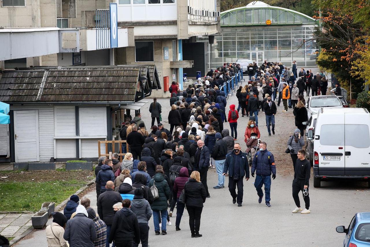 Velike gužve za cijepljenje na Zagrebačkom Velesajmu