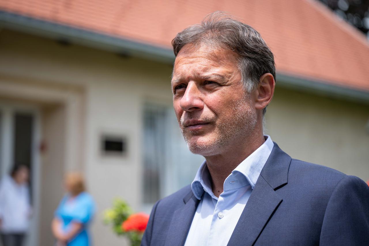 Zagreb: Gordan Jandroković sa suprugom stigao na glasovanje za EU parlament