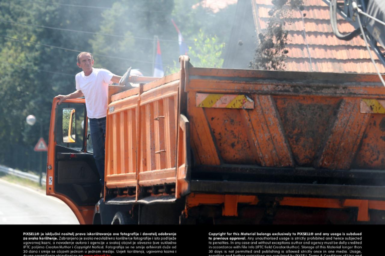 '06.08.2013., Zagreb - Na Pantovaku radovi na izmjeni asfalta. Radnici rade usprkos visokim temperaturama. Photo: Slavko Midzor/PIXSELL'