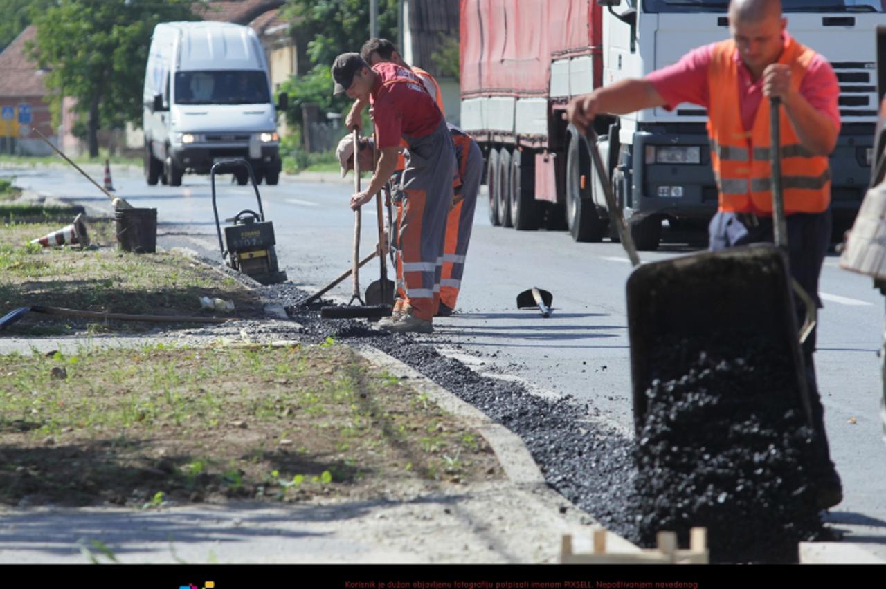 '10.08.2011., Koprivnica - Radnici Poduzeca za ceste Varazdin asfaltiraju Drzavnu cestu D2, odnosno Podravsku magistralu, u Novigradu Podravskom. Prometnica je prosirena za metar, a nakon sto asfaltir