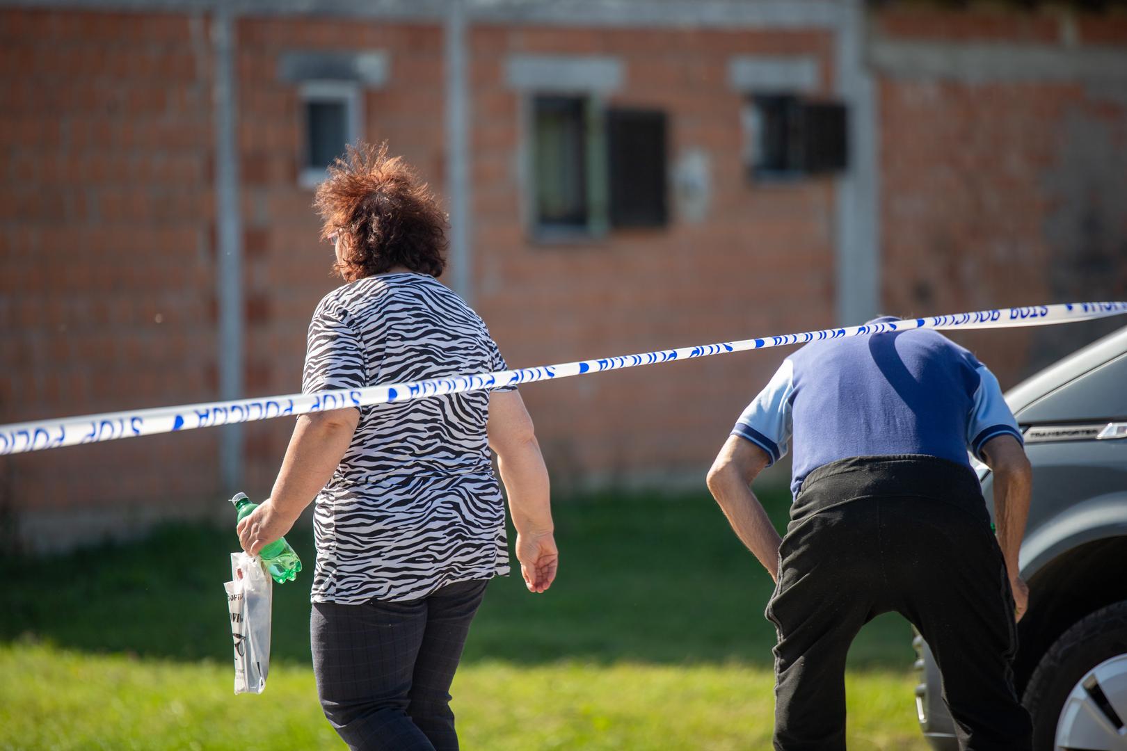 03.10.2023.,Tordinci - Muskarac se posvadjao sa susjedima, bacio im molotovljev koktel na kucu te se polio benzinom i zatvorio u svoju kucu. Photo: Borna Jaksic/PIXSELL