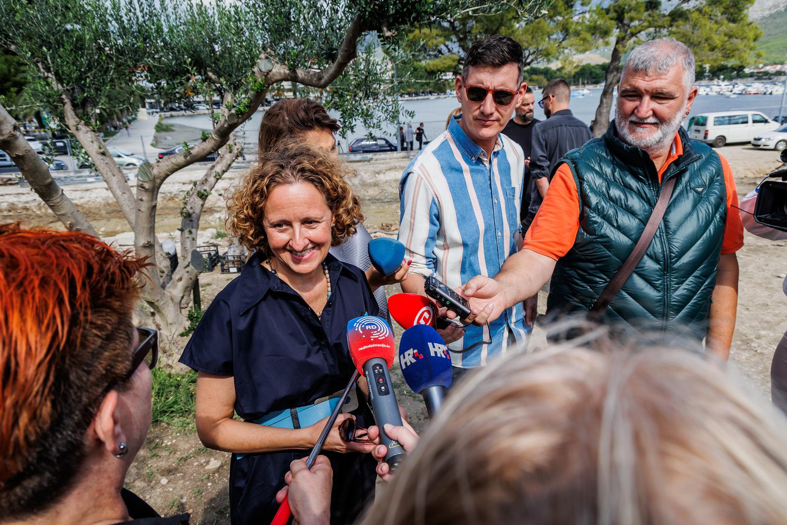 26.09.2024., Stobrec  - Prapovijesno Arheolosko nalaziste u centru Stobreca posjetila je ministrica Nina Obuljen Koezinek u pratnji Marine Ugarkovic. Photo: Zvonimir Barisin/PIXSELL