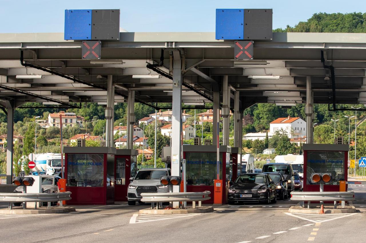 Strani džavljani ulaze u RH na graničnom prijelazu Kaštel