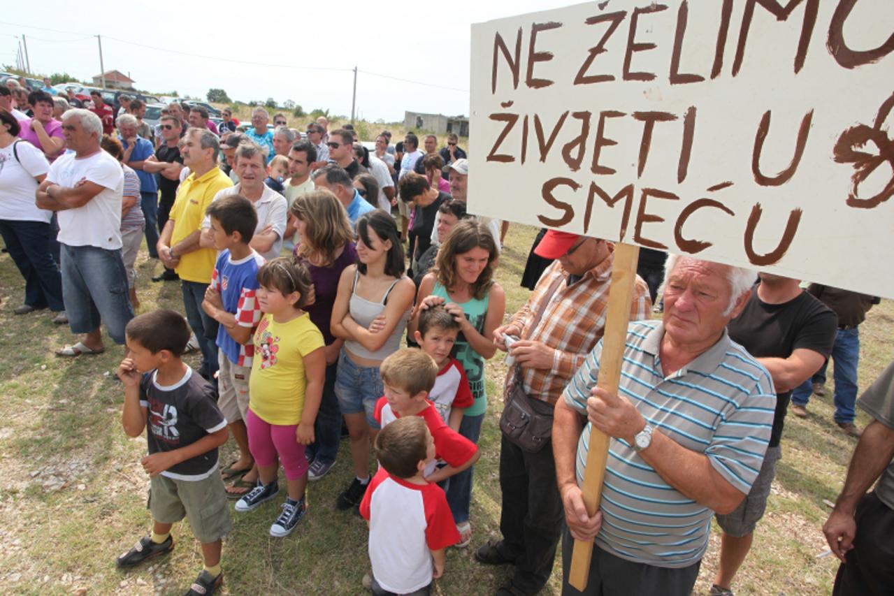 '05.09.2010., Zemunik, Zadar - Mirni prosvjed mjestana Zemunika zbog bespravno doseljenih Roma. Photo: Zeljko Mrsic/PIXSELL'